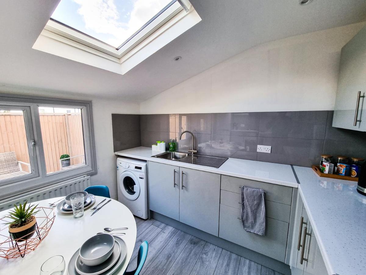 Newly Refurbished Flat In Central Cheltenham With Parking Exterior photo